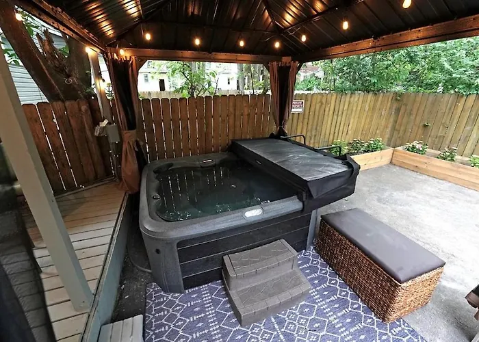 Cozy Escape With Hot Tub, Ideal For Family & Friends *