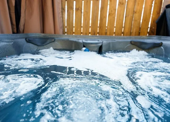 Cozy Escape With Hot Tub, Ideal For Family & Friends Columbus