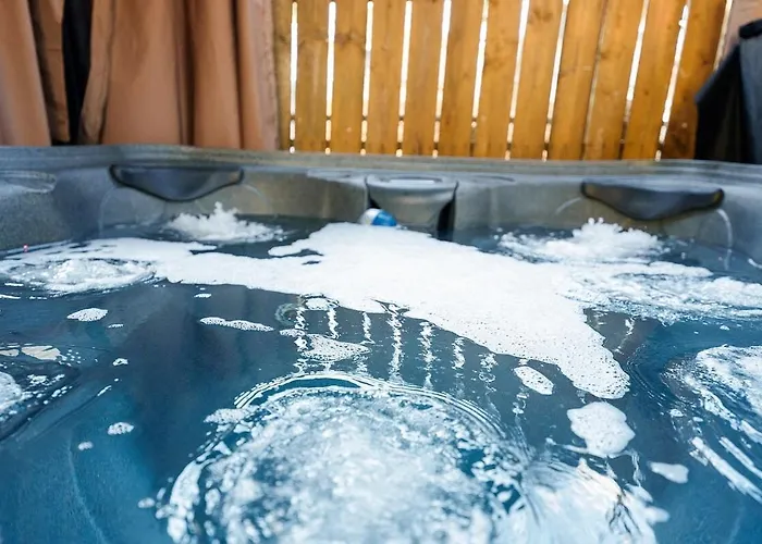 Cozy Escape With Hot Tub, Ideal For Family & Friends